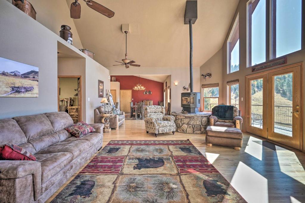 Mtn-View Cabin with Deck, 3 Mi to Cripple Creek!